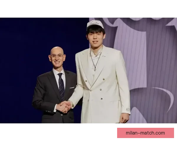 杨瀚森赛后与裁判工作人员握手并收回混音队比赛用球展现社交魅力